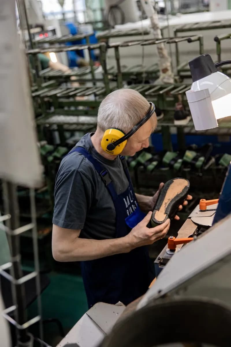 Мастер проверяет готовую пару на фабрике